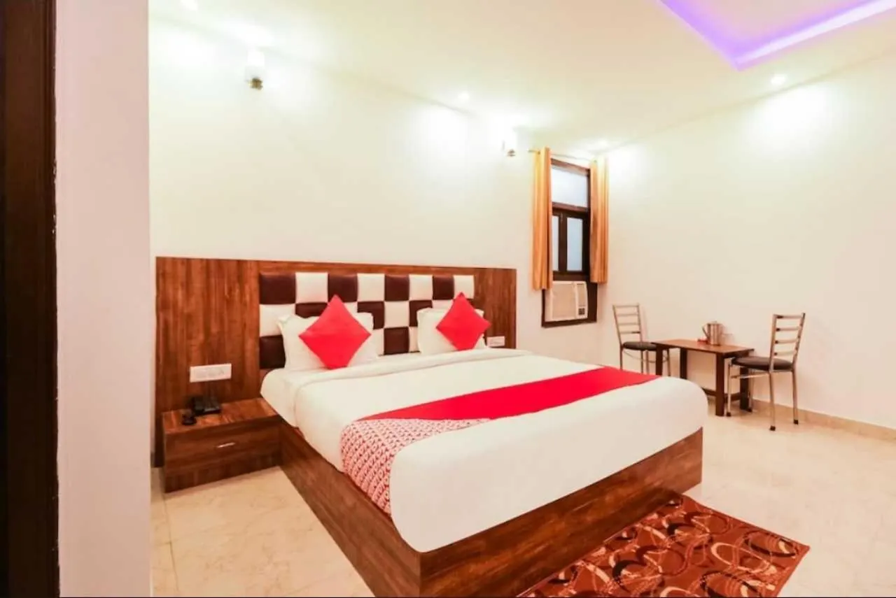 Pop Hotel Airport Golden New Delhi India